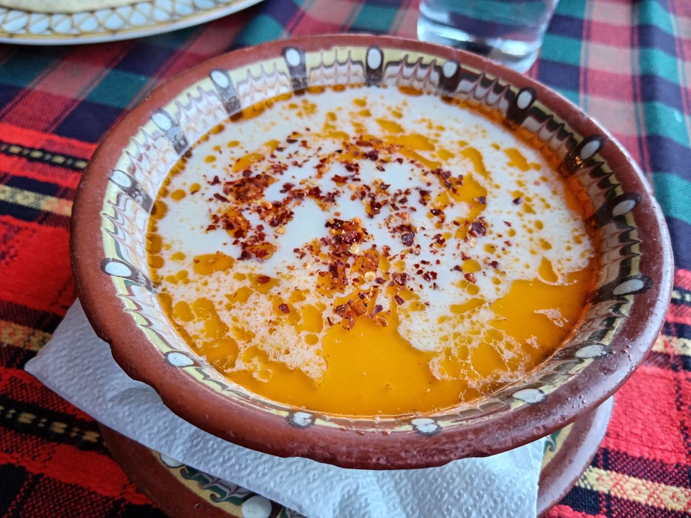 Sopa de yogur con especias, una crema reconfortante típica de la cocina búlgara